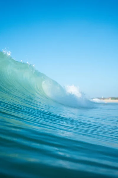 Rompiendo Olas Aerosol Agua Blanca Luz Reflejándose Superficie Del Agua —  Fotos de Stock