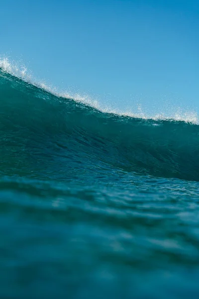 Breaking Waves Spray Wit Water Licht Reflecterend Het Oppervlak Van — Stockfoto