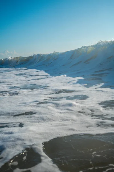 Rompiendo Olas Aerosol Agua Blanca Luz Reflejándose Superficie Del Agua —  Fotos de Stock