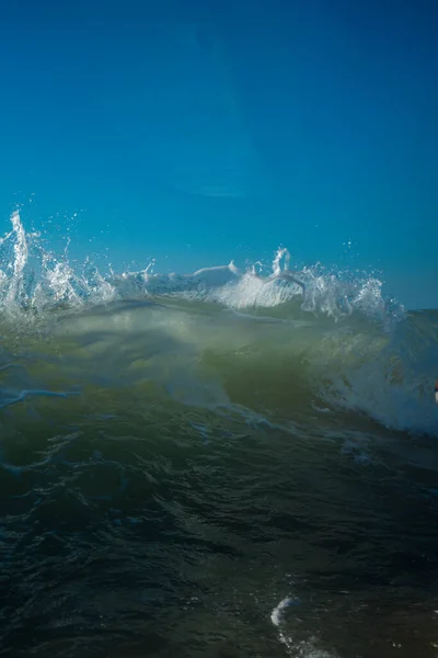 Breaking Waves Spray Wit Water Licht Reflecterend Het Oppervlak Van — Stockfoto