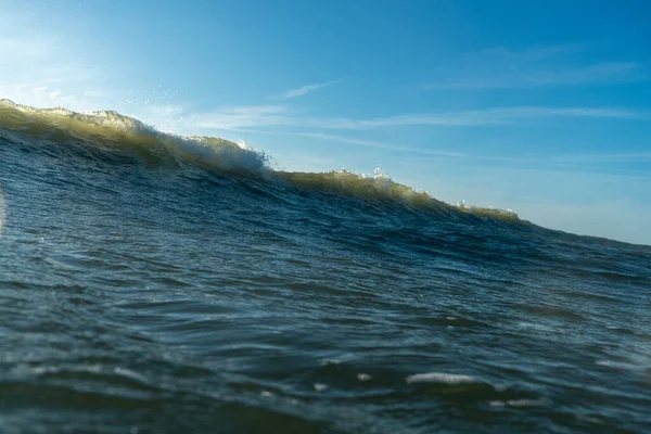 Breaking Waves Spray Wit Water Licht Reflecterend Het Oppervlak Van — Stockfoto