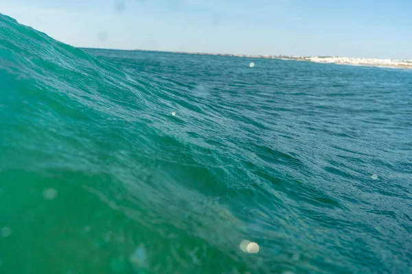 波を砕き スプレーし 水面に反射する白い水と光 — ストック写真