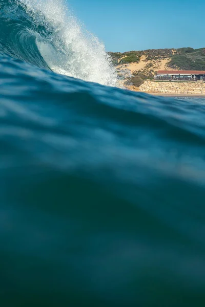 Розбиття Хвиль Розбризкування Біла Вода Світло Відображаються Поверхні Рухомої Води — стокове фото