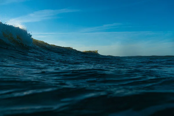 Rompiendo Olas Aerosol Agua Blanca Luz Reflejándose Superficie Del Agua — Foto de Stock