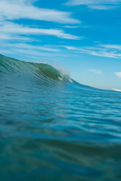 Rompiendo Olas Aerosol Agua Blanca Luz Reflejándose Superficie Del Agua — Foto de Stock