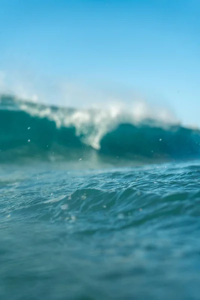 Rompiendo Olas Aerosol Agua Blanca Luz Reflejándose Superficie Del Agua —  Fotos de Stock