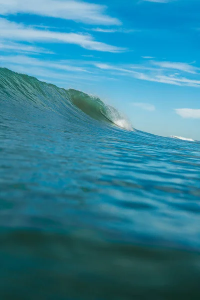 Quebrando Ondas Pulverização Água Branca Luz Refletindo Superfície Água Movimento — Fotografia de Stock