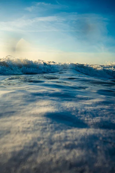 Σπάσιμο Κύματα Και Ψεκασμός Λευκό Νερό Και Φως Που Αντανακλά — Φωτογραφία Αρχείου
