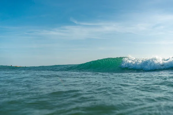 Rompiendo Olas Aerosol Agua Blanca Luz Reflejándose Superficie Del Agua —  Fotos de Stock