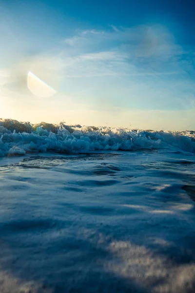 Breaking Waves Spray White Water Light Reflecting Surface Moving Water — Stock Photo, Image