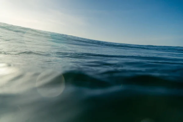 Quebrando Ondas Pulverização Água Branca Luz Refletindo Superfície Água Movimento — Fotografia de Stock