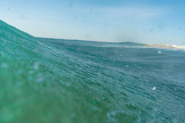 Breaking Waves Spray Wit Water Licht Reflecterend Het Oppervlak Van — Stockfoto