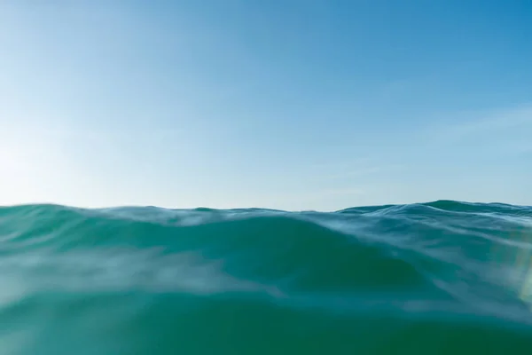 Quebrando Ondas Pulverização Água Branca Luz Refletindo Superfície Água Movimento — Fotografia de Stock