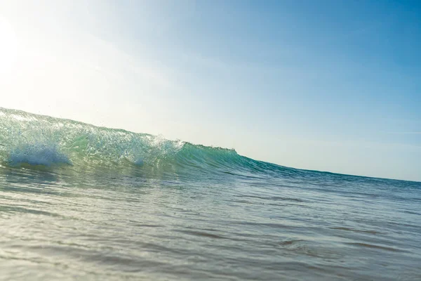 Breaking Waves Spray White Water Light Reflecting Surface Moving Water — Stock Photo, Image