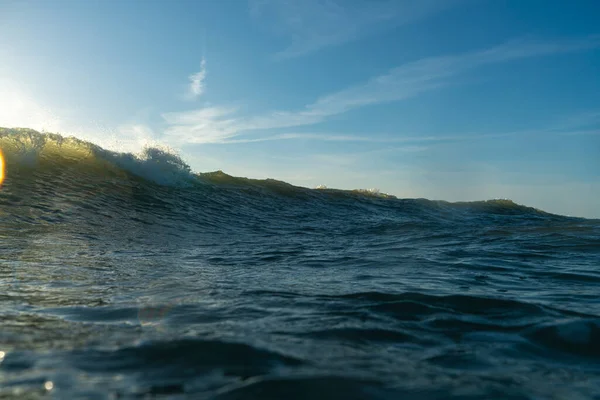 Розбиття Хвиль Розбризкування Біла Вода Світло Відображаються Поверхні Рухомої Води — стокове фото