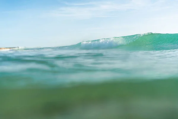 Breaking Waves Spray White Water Light Reflecting Surface Moving Water — Stock Photo, Image