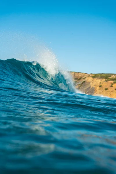 Quebrando Ondas Pulverização Água Branca Luz Refletindo Superfície Água Movimento — Fotografia de Stock