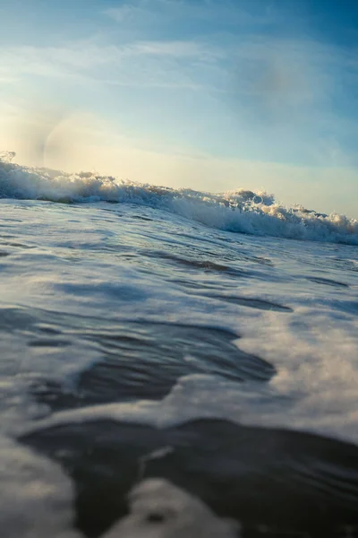 Quebrando Ondas Pulverização Água Branca Luz Refletindo Superfície Água Movimento — Fotografia de Stock