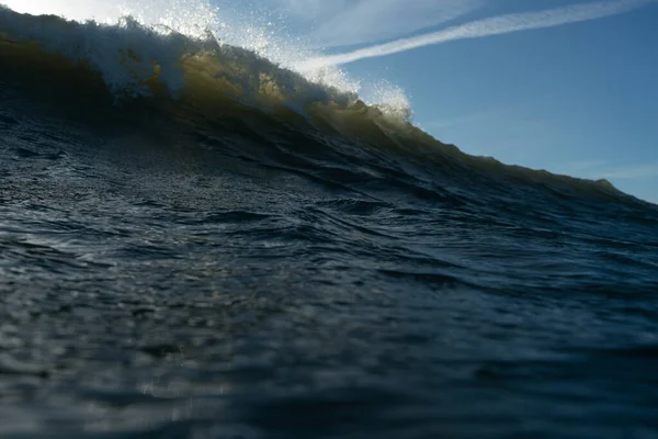 Quebrando Ondas Pulverização Água Branca Luz Refletindo Superfície Água Movimento — Fotografia de Stock