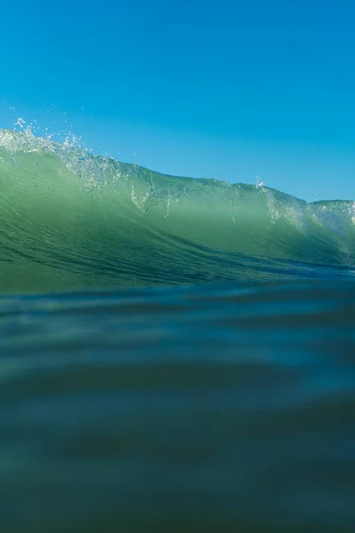 Rompiendo Olas Aerosol Agua Blanca Luz Reflejándose Superficie Del Agua —  Fotos de Stock