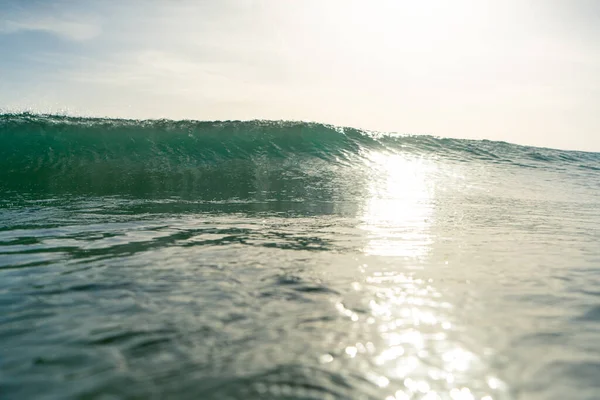 Quebrando Ondas Pulverização Água Branca Luz Refletindo Superfície Água Movimento — Fotografia de Stock