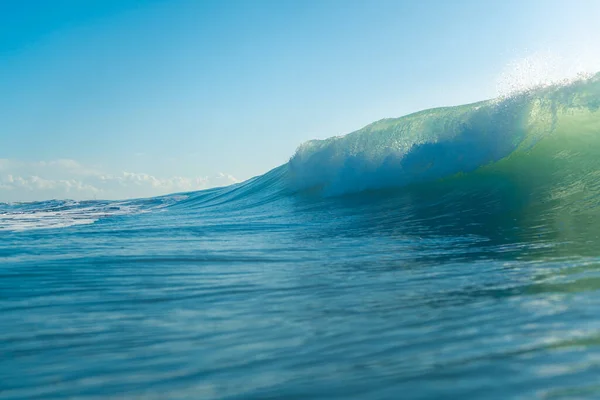 Breaking Waves Spray Wit Water Licht Reflecterend Het Oppervlak Van — Stockfoto