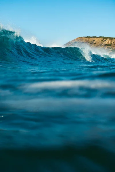 Rompiendo Olas Aerosol Agua Blanca Luz Reflejándose Superficie Del Agua —  Fotos de Stock