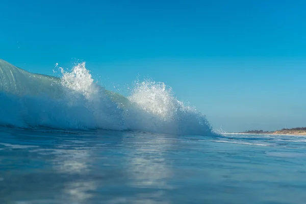 波を砕き スプレーし 水面に反射する白い水と光 — ストック写真