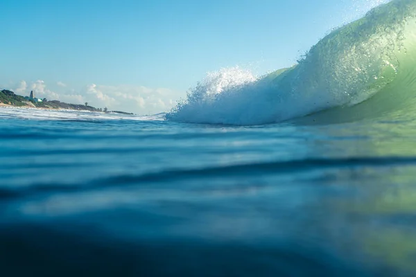 Rompiendo Olas Aerosol Agua Blanca Luz Reflejándose Superficie Del Agua —  Fotos de Stock