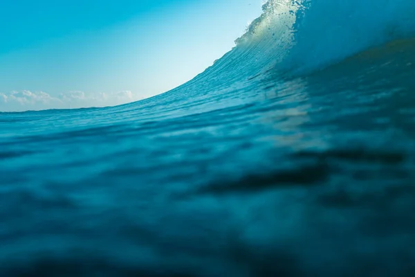 Kırılan Dalgalar Sprey Hareket Eden Suyun Yüzeyine Yansıyan Beyaz Işık — Stok fotoğraf