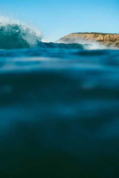 Quebrando Ondas Pulverização Água Branca Luz Refletindo Superfície Água Movimento — Fotografia de Stock