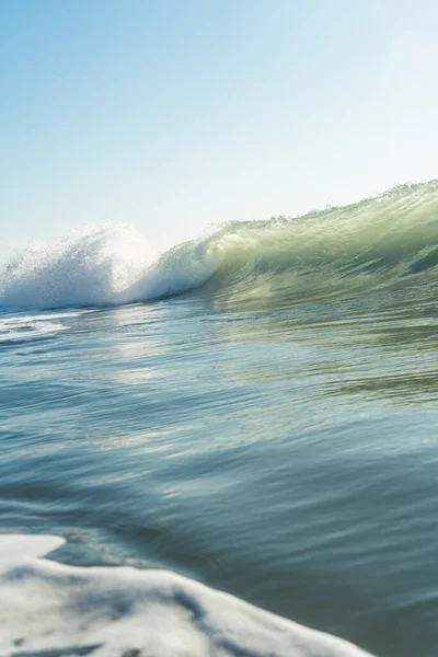 Quebrando Ondas Pulverização Água Branca Luz Refletindo Superfície Água Movimento — Fotografia de Stock