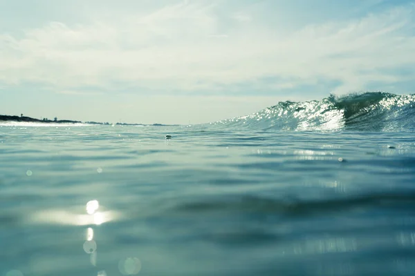 Breaking Waves Spray White Water Light Reflecting Surface Moving Water — Stock Photo, Image