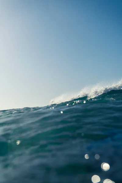 Quebrando Ondas Pulverização Água Branca Luz Refletindo Superfície Água Movimento — Fotografia de Stock