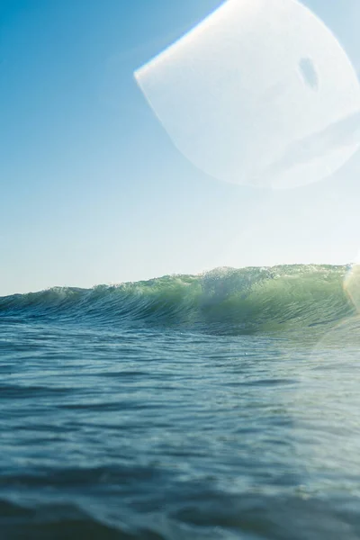 Rompiendo Olas Aerosol Agua Blanca Luz Reflejándose Superficie Del Agua —  Fotos de Stock