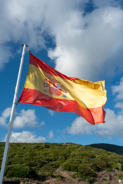 Bandeira Nacional Espanhola Voando Vento Contra Céu Azul — Fotografia de Stock