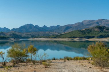 İspanya 'da Endülüs' te güzel bir dağ gölü manzarası