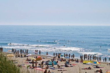 Portekiz 'de yaz tatilinde sık sık ziyaret edilen ve kalabalık bir plaj.