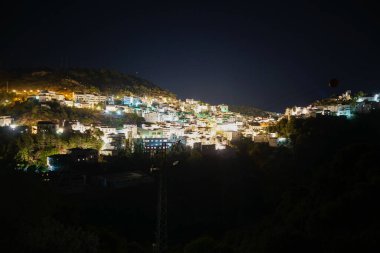 Geceleri Endülüs 'teki dar beyaz binalarıyla tipik bir İspanyol dağ köyü.