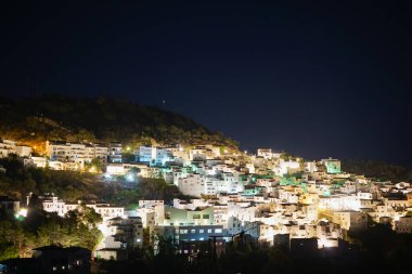 Geceleri Endülüs 'teki dar beyaz binalarıyla tipik bir İspanyol dağ köyü.