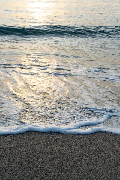 Ondas Quebrando Uma Praia Areia Spray Água Branca Grama Primeiro — Fotografia de Stock