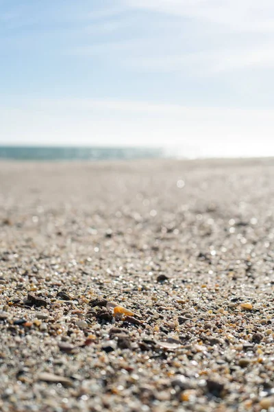 Close Grãos Areia Uma Praia Com Litoral Desfocado Horizonte Fundo — Fotografia de Stock