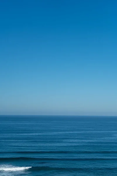 在夏天 大浪的到来对冲浪是完美的 — 图库照片