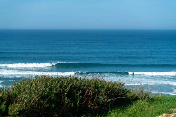 Côtes Avec Végétation Ciel Bleu Vagues Avec Embruns Été — Photo