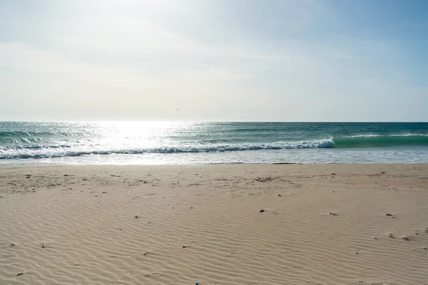 Waves Breaking Sandy Beach Spray White Water Grass Foreground — Stock Photo, Image