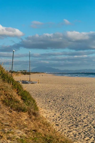 Vagues Brisant Sur Une Plage Sable Pulvérisation Eau Blanche Herbe — Photo