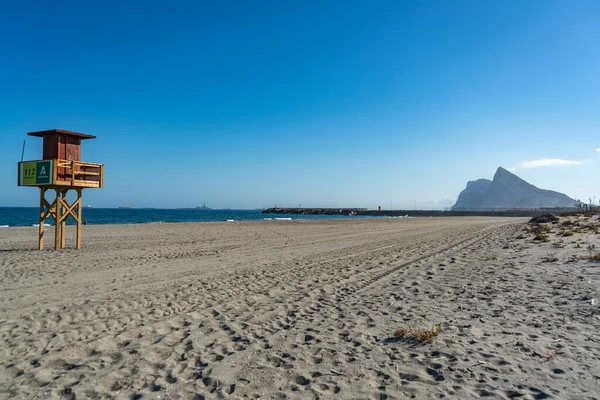 Stranden Med Ett Torn Kustbevakningen Med Rock Gibraltar Bakgrunden — Stockfoto