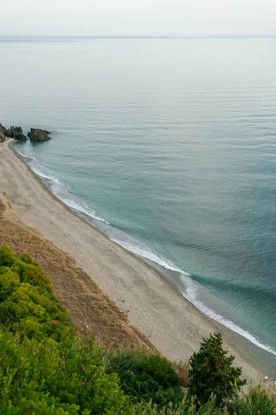 Ondas Quebrando Uma Praia Areia Spray Água Branca Grama Primeiro — Fotografia de Stock