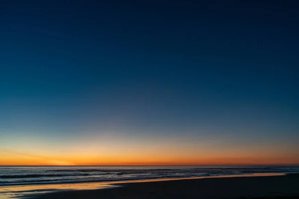 Αντανάκλαση Του Κόκκινου Ηλιοβασιλέματος Στο Υγρό Άμμο Στην Παραλία Και — Φωτογραφία Αρχείου
