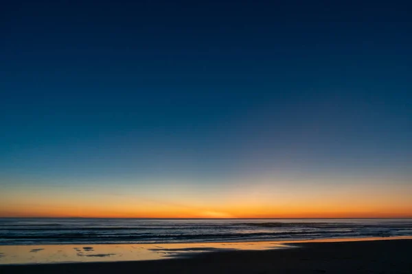 Riflessione Del Sangue Rosso Tramonto Sulla Sabbia Bagnata Sulla Spiaggia — Foto Stock